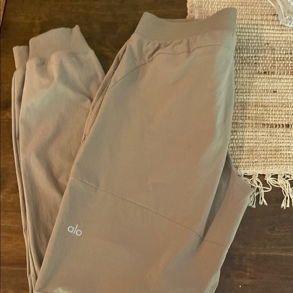 ALO Yoga co-op jogger pant in gravel color size M
